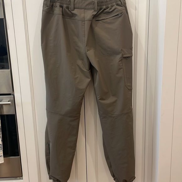 Patagonia Olive Green/Tan Pants—Many Zippered Pockets—Like New Condition—38 - Picture 7 of 12